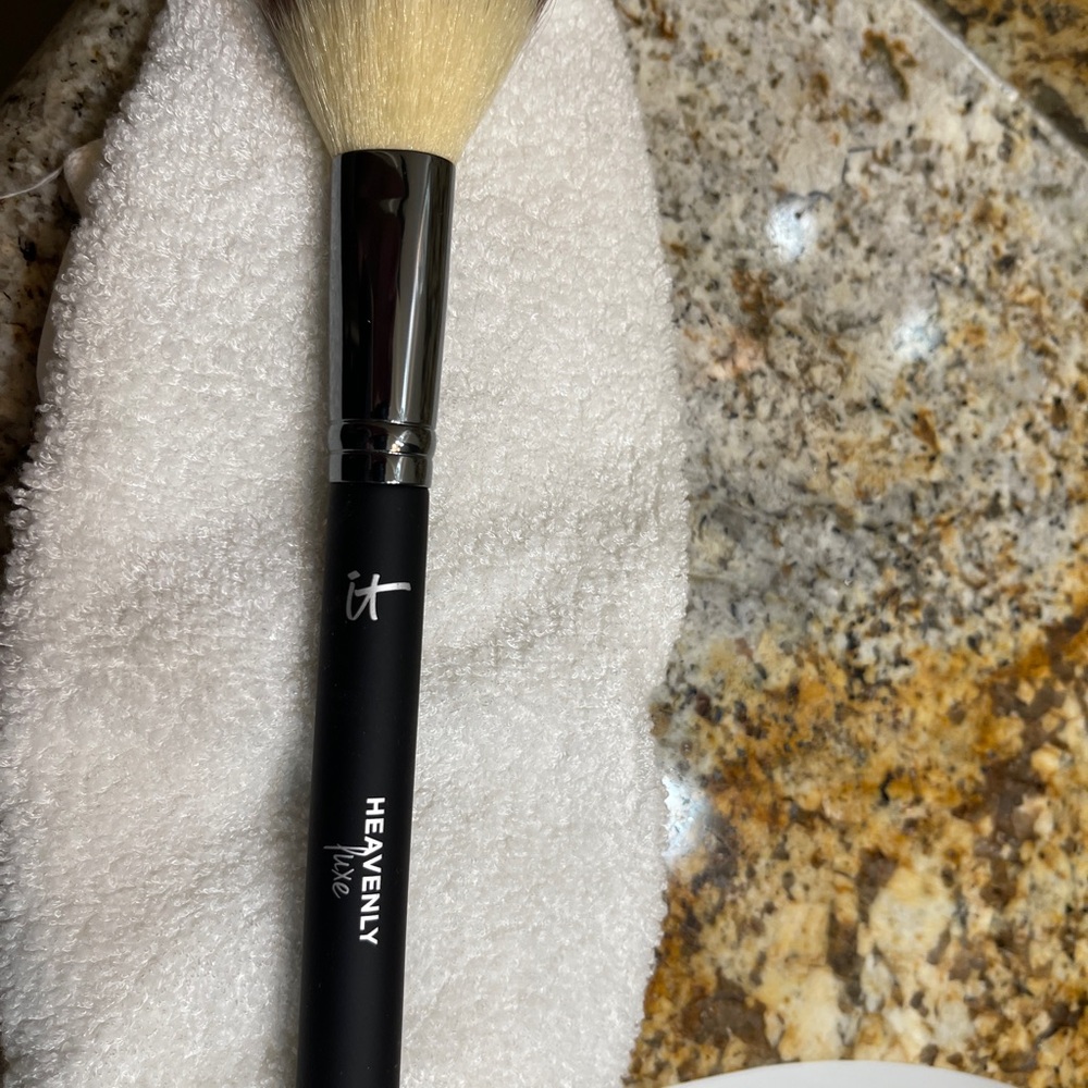 NEW - IT Cosmetics Luxe Brush with Black Handle and Cream Bristles